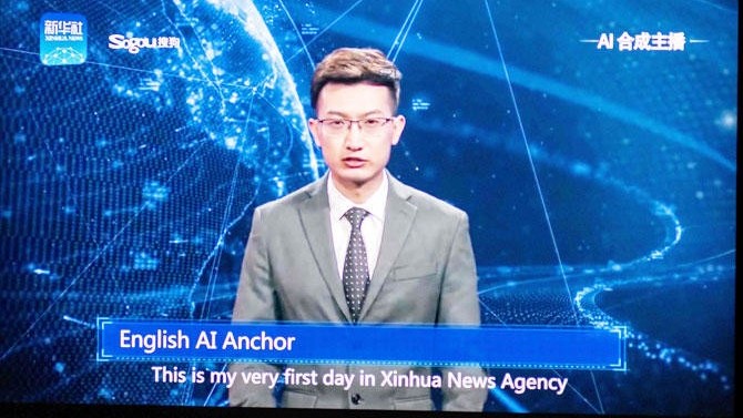 مذيع صيني افتراضي يعمل باذكاء الاصطناعي يقرأ الأنباء على شاشة التلفزيون الصيني الرسمي