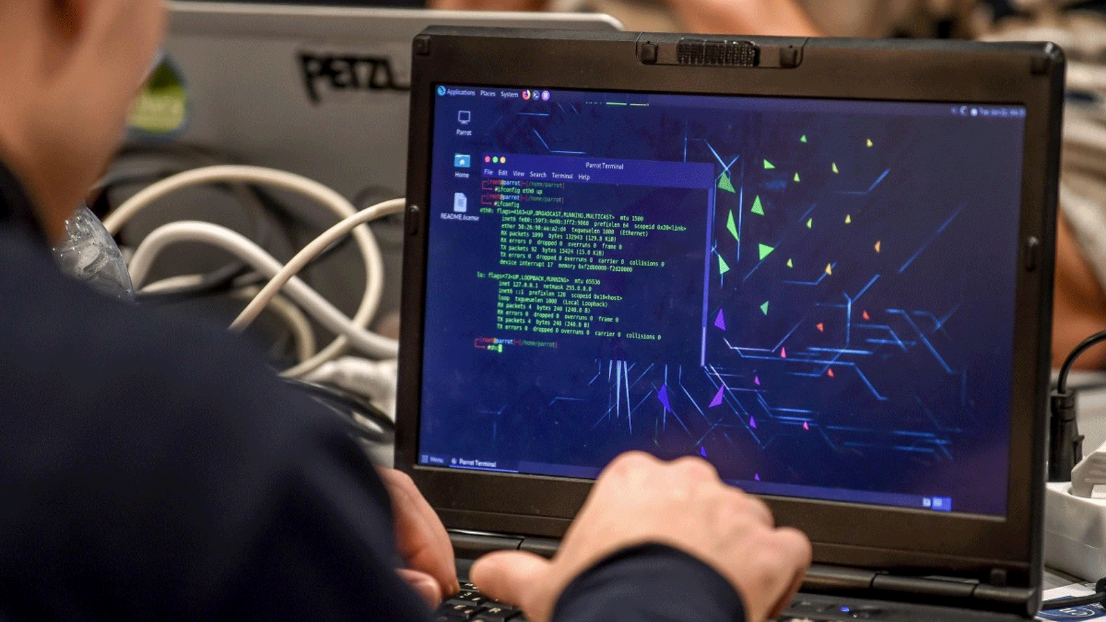رجل يعمل على جهاز كمبيوتر محمول خلال المنتدى الدولي الحادي عشر للأمن السيبراني