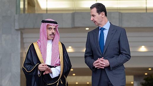 الرئيس السوري بشار الأسد مستقبلًا وزير الخارجية السعودي الأمير فيصل بن فرحان