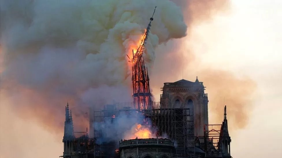 Getty Images انهيار البرج وسط ألسنة النيران