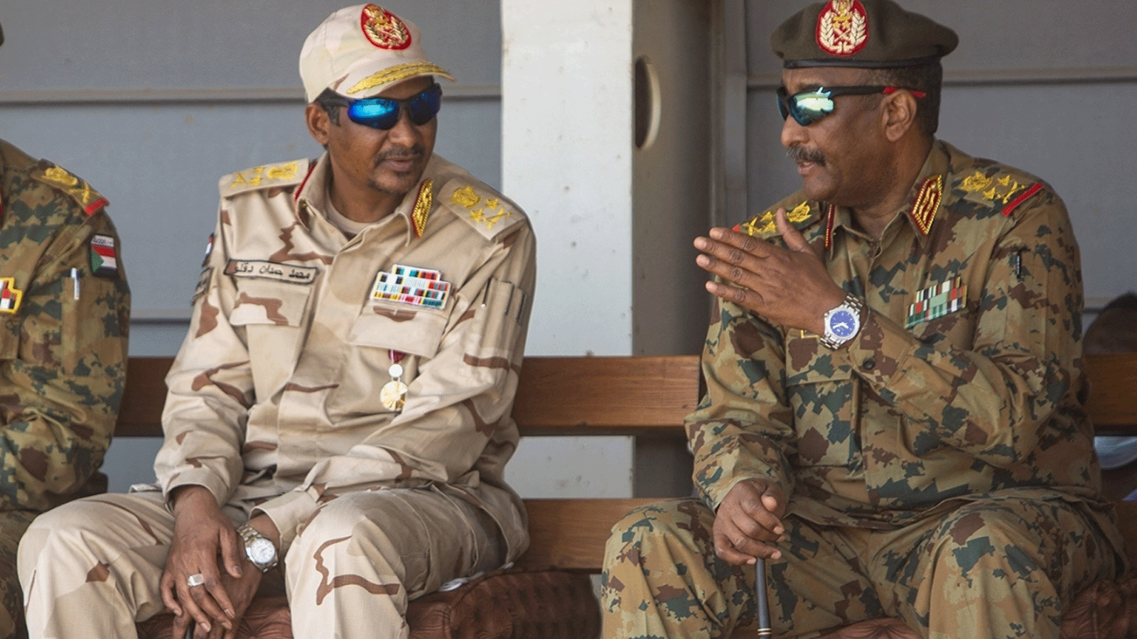 اللواء محمد حمدان دقلو الملقب حميدتي (يسار) مع رئيس مجلس السيادة اللواء عبد الفتاح البرهان