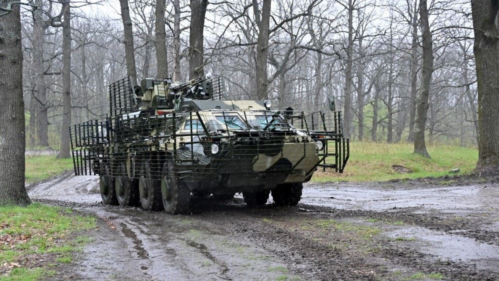 ناقلة جند مدرعة أوكرانية على طريق غابات خلال مناورات عسكرية في منطقة خاركيف 20 أبريل 2023