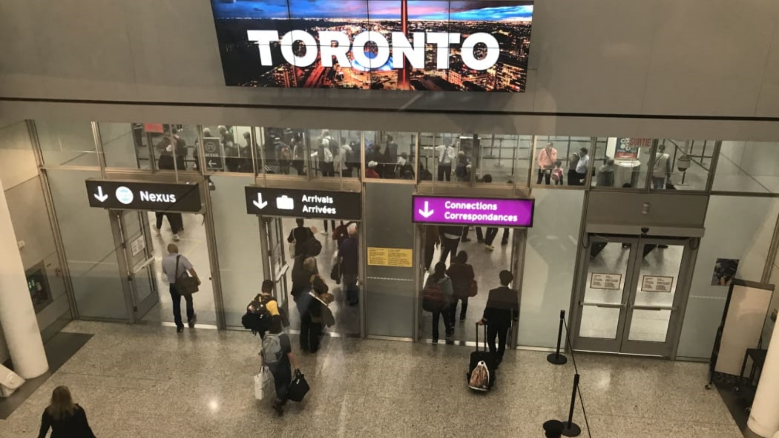 مطار تورونتو بيرسون الدولي. يُعتقد أن البضائع قد سُرقت من منشأة لتخزين البضائع في المطار