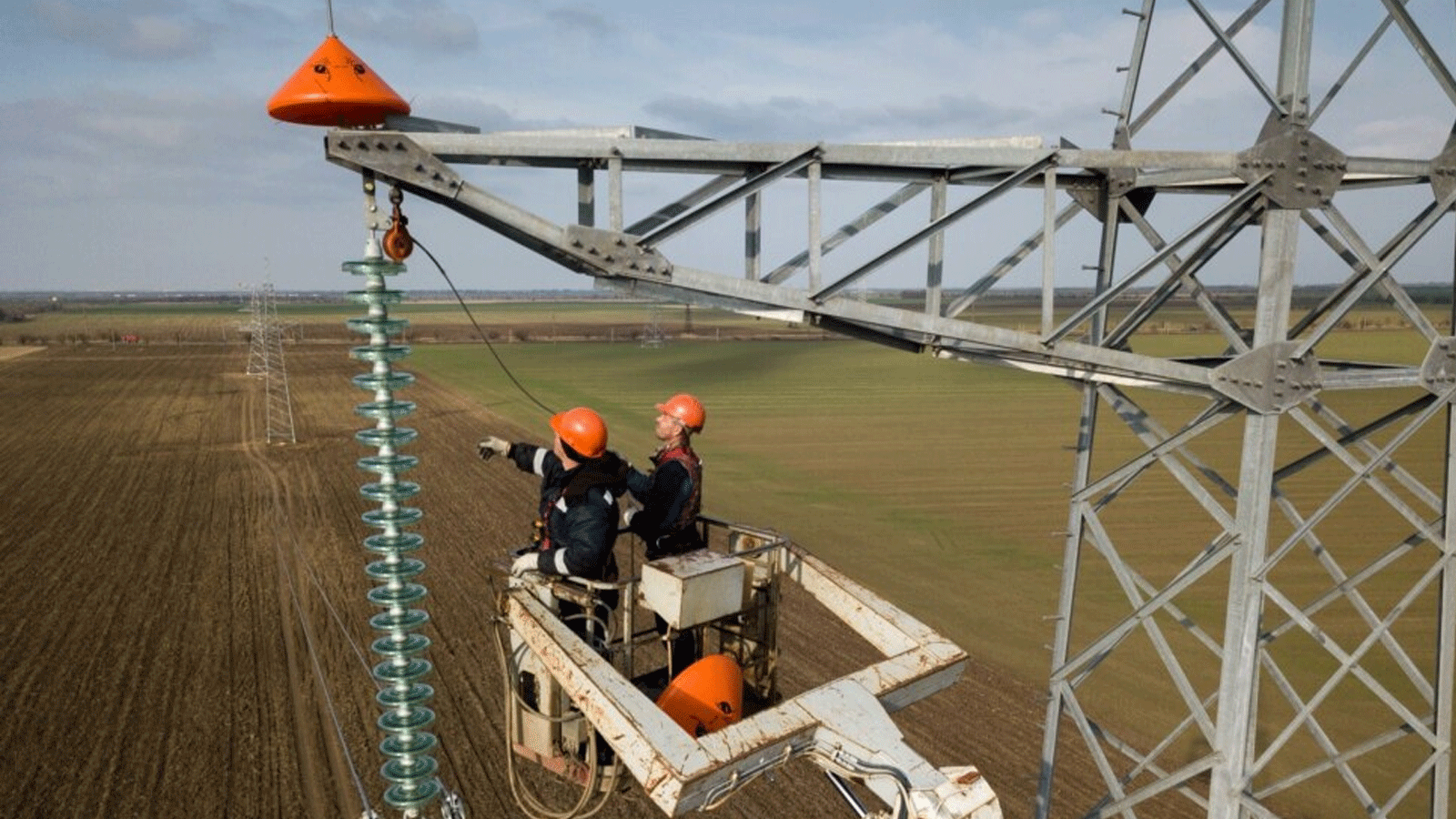 عمال صيانة لشبكة الطاقة في شبه جزيرة القرم