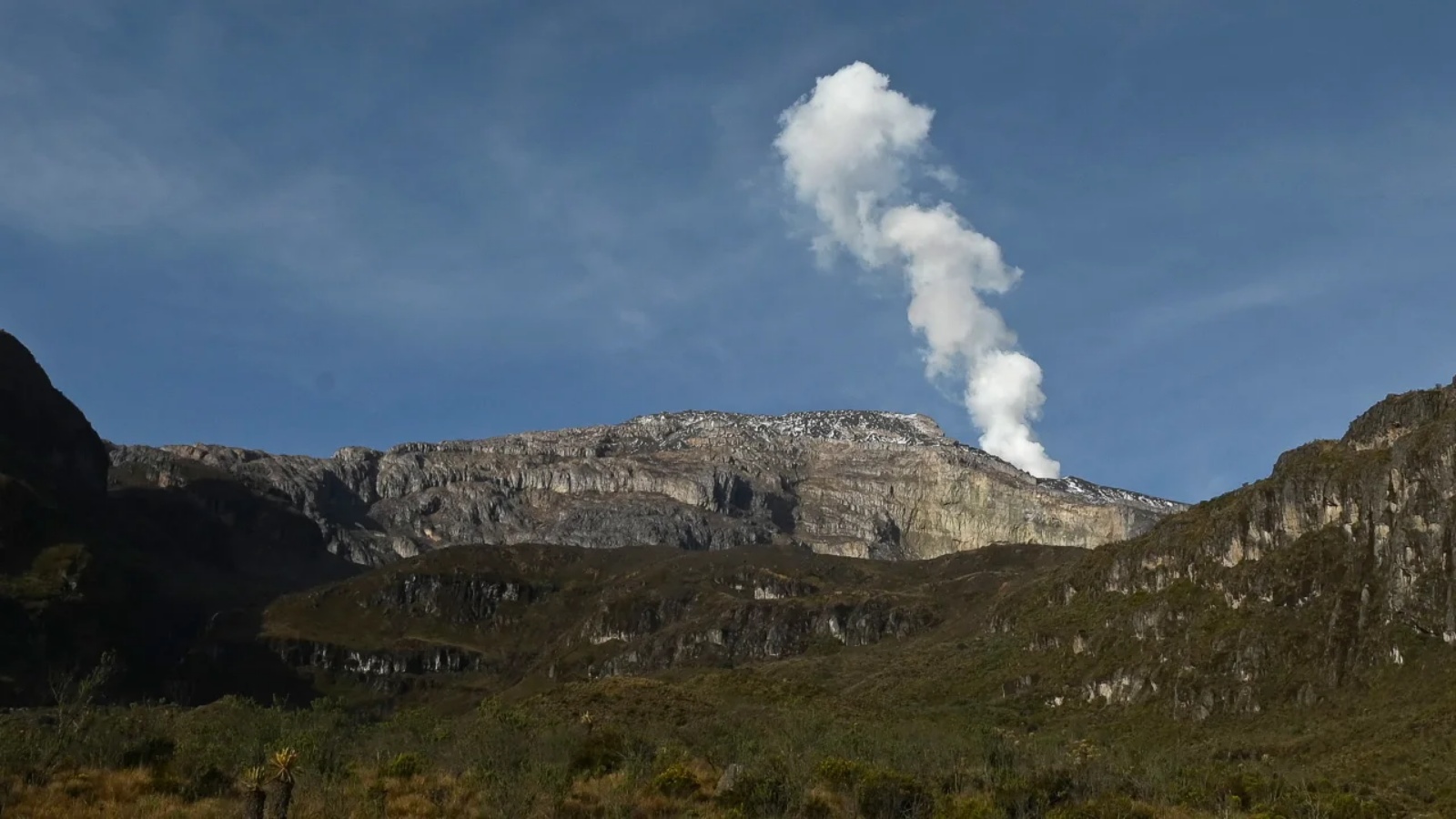 ينبعث بركان نيفادو ديل رويز سحابة من الرماد في موريللو ، مقاطعة توليما، كولومبيا في 7 أبريل 2023
