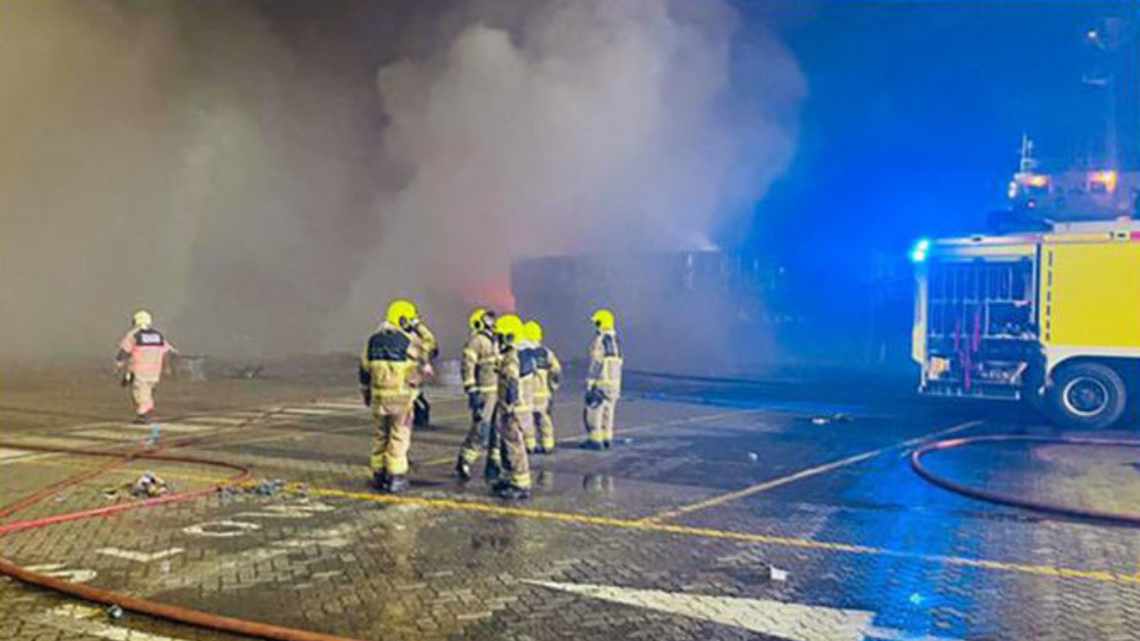 هرع رجال الإطفاء إلى مكان الحادث وأخلوا المبنى بعد ست دقائق من إخطارهم بالحريق الساعة 12:35 مساءً.
