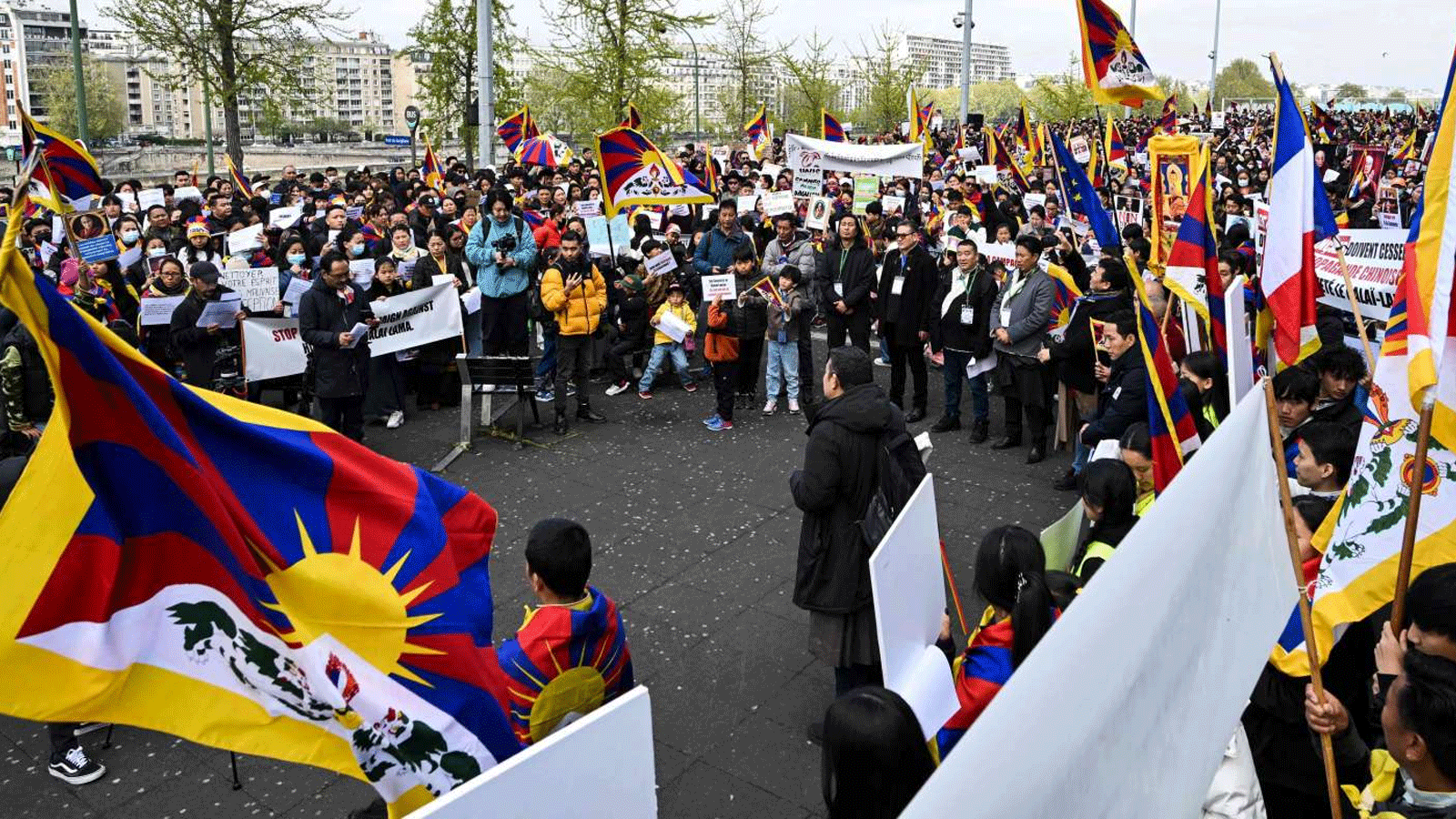مئات التيبتيين يتظاهرون في باريس دعماً للدالاي لاما بعد فيديو مثير للجدل