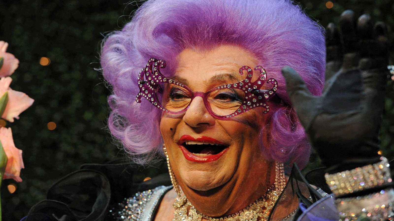 صورة التُقِطَت عام 2012، للممثل الكوميدي الأسترالي، والمؤلف باري همفريز، وهو يرتدي زي الأنا المتغيرة، السيدة إدنا إيفراج