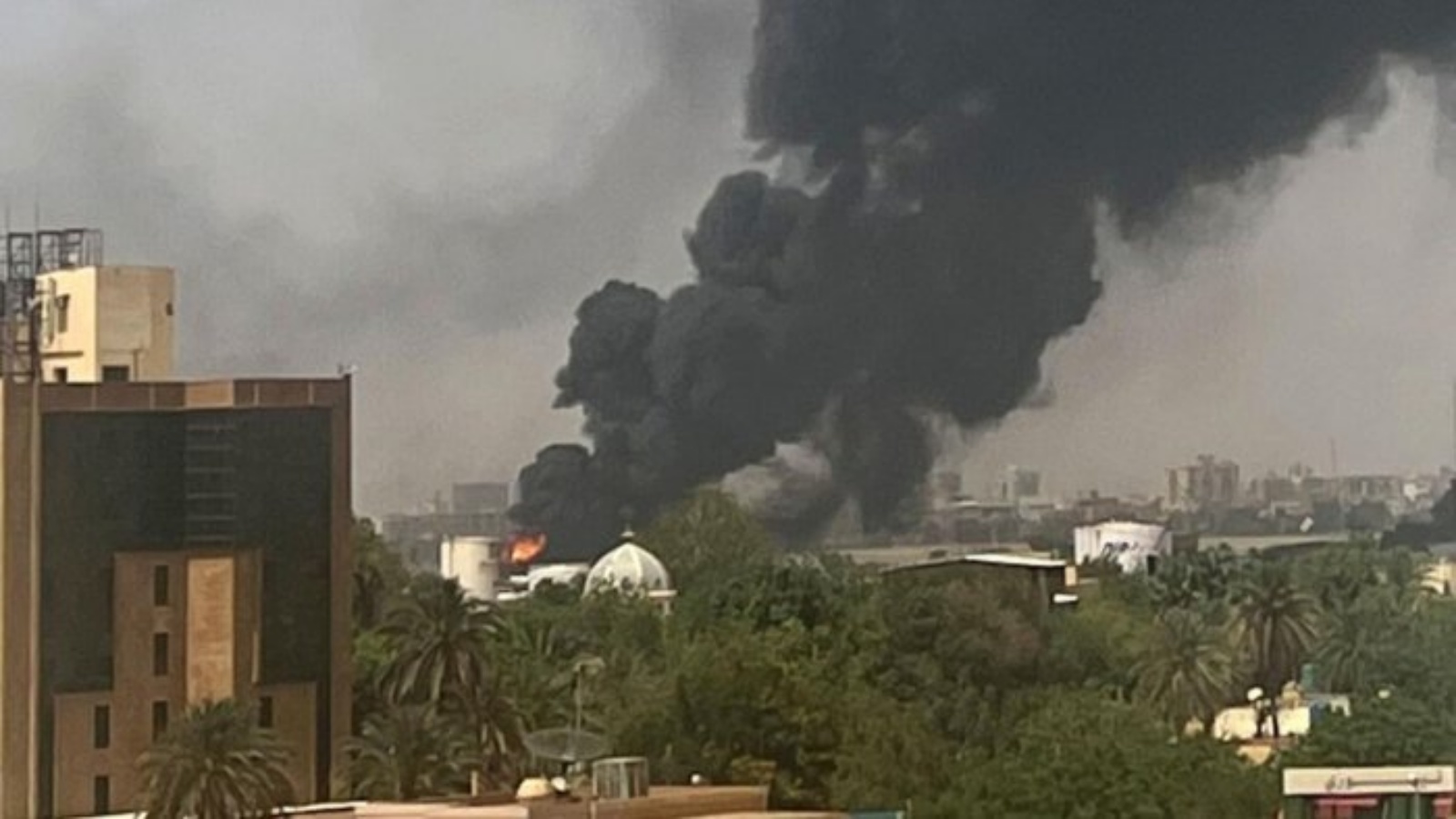 دخان يتصاعد فوق المباني السكنية في السودان خلال اليوم الثاني من القتال بين الجيش والقوات شبه العسكرية