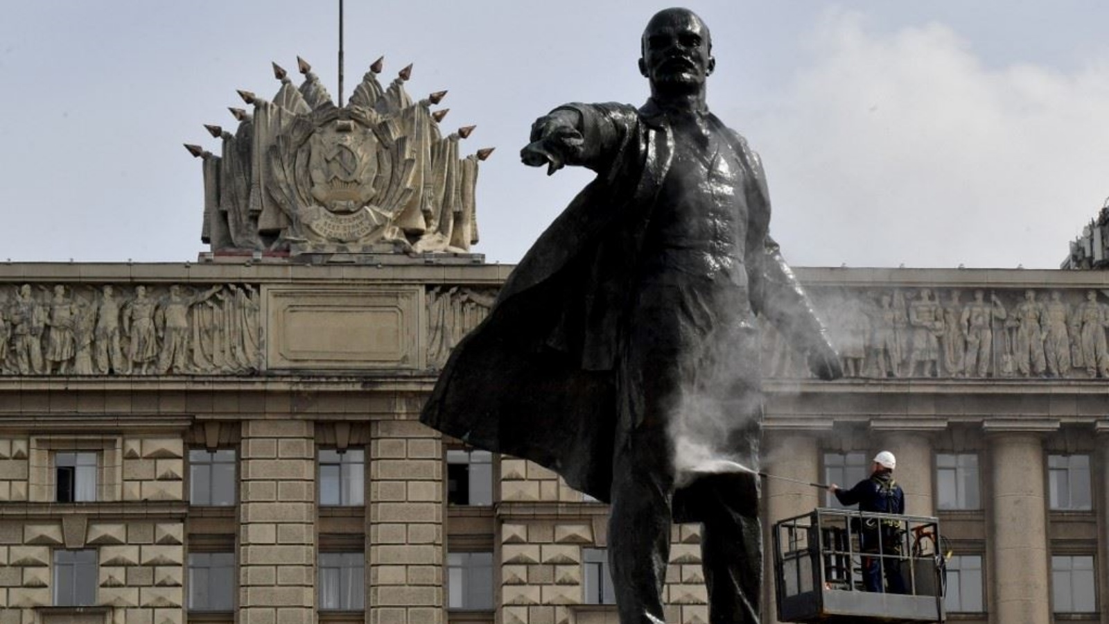 عامل ينظف تمثالا لمؤسس الاتحاد السوفياتي فلاديمير لينين في ساحة موسكو في سانت بطرسبرج 18 أبريل 2023