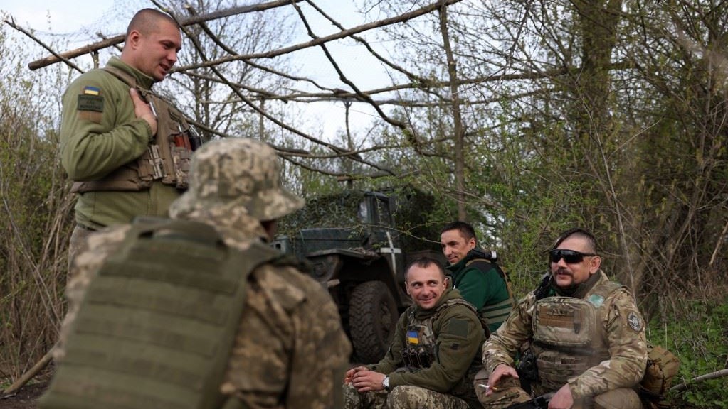 رجال المدفعية يستريحون على خط المواجهة بالقرب من باخموت في منطقة دونيتسك