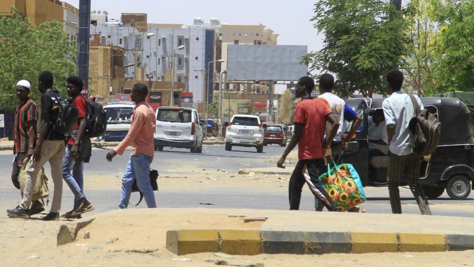 أشخاص يفرون من جنوب الخرطوم بينما يستمر القتال 18 أبريل 2023