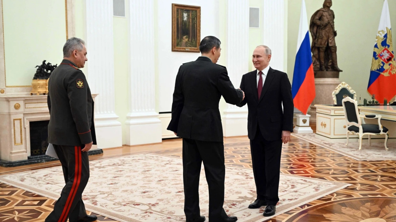 الرئيس الروسي فلاديمير بوتين يحيي وزير الدفاع الصيني ، لي شانغفو ، في الكرملين في موسكو يوم الأحد