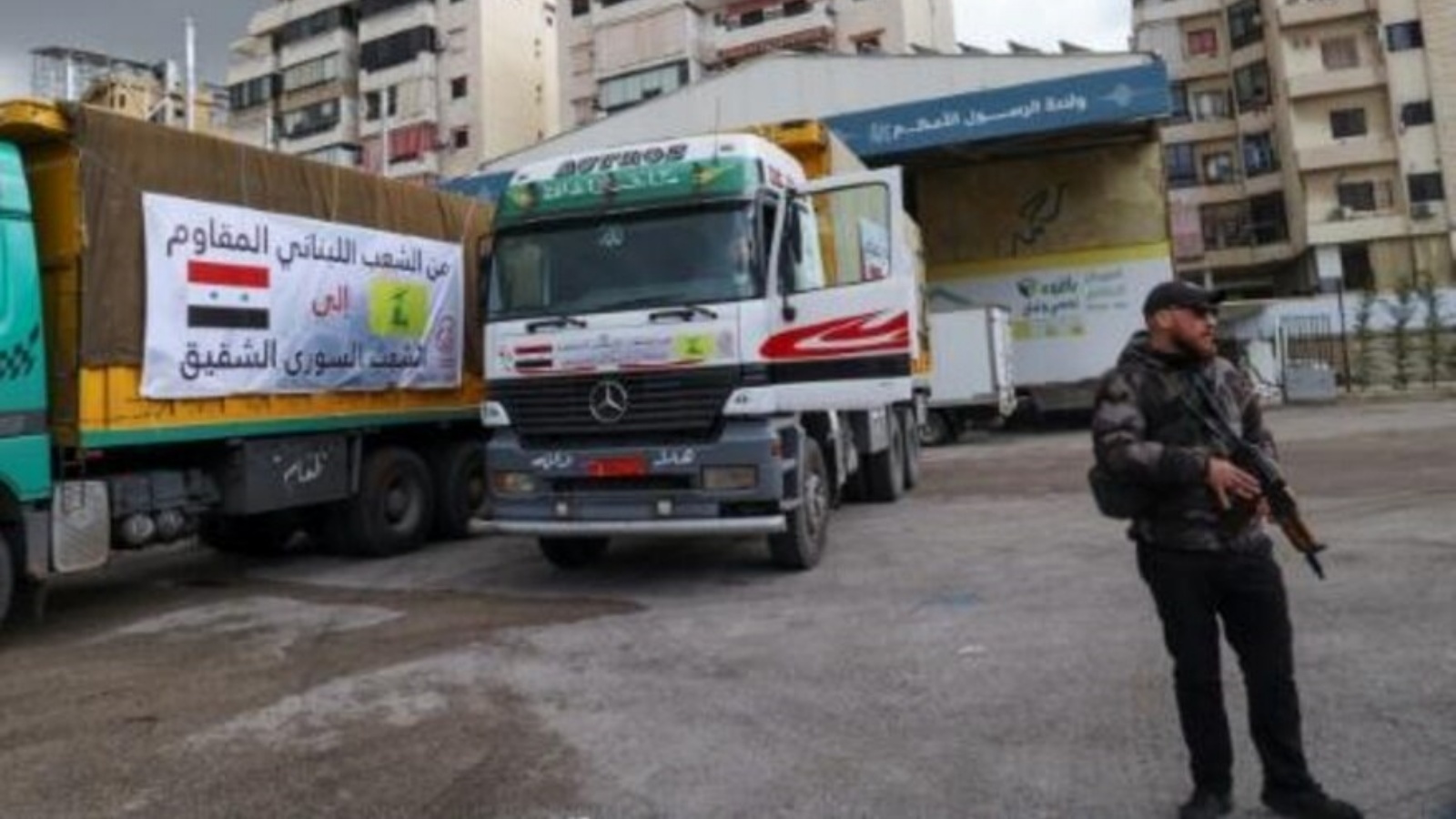 شاحنات حملت مساعدات انسانية من حزب الله اللبناني قبل توجهها الى سوريا في 12 فبراير 2023 