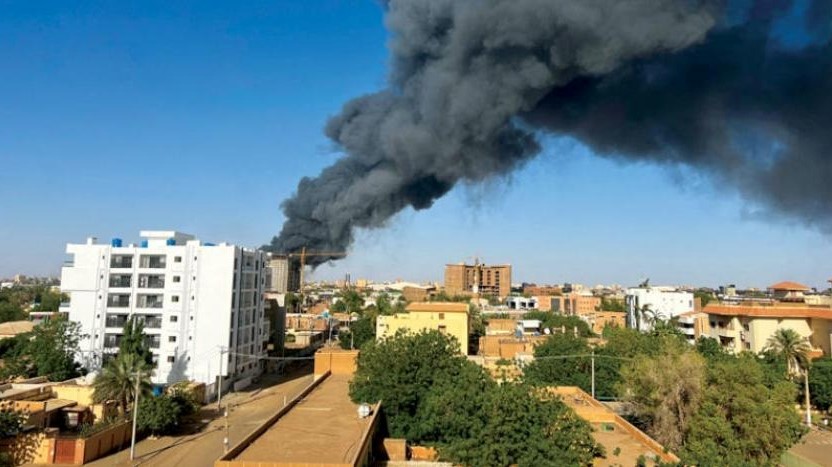 الدخان متصاعدًا من العاصمة السودانية بفعل الاشتباكات العنيفة