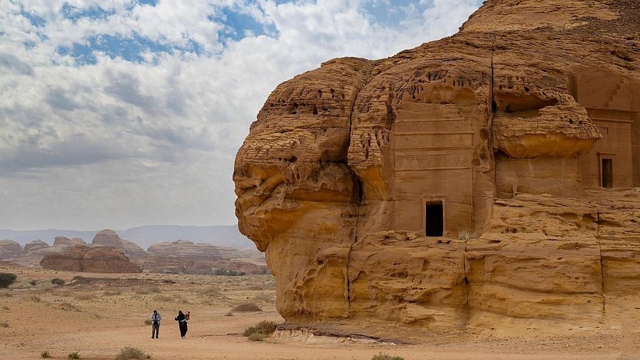 من آثار منطقة الحجر المنقوشة في الجبال