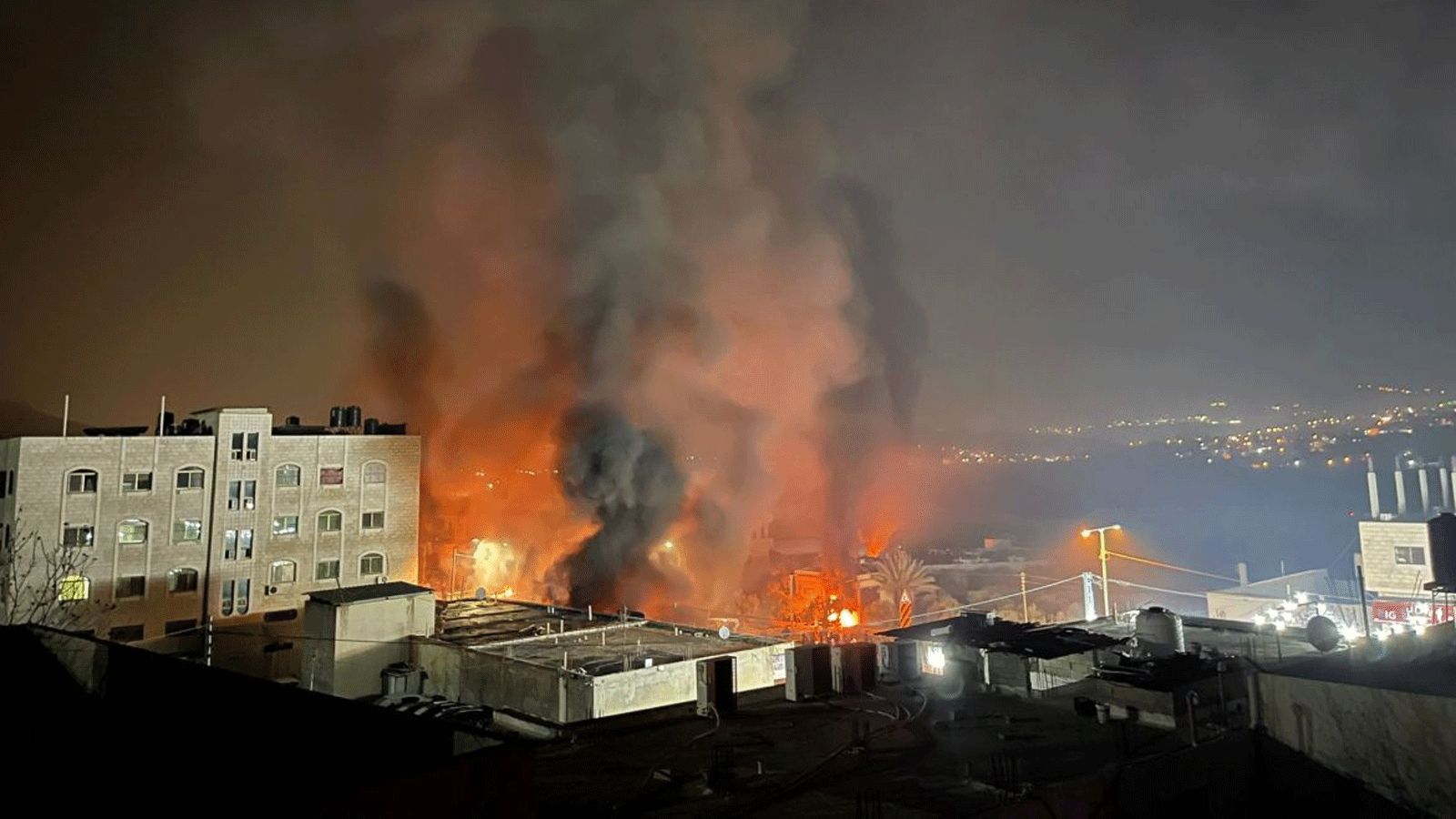 النيران تشتعل في منزل أحرقه المستوطنون في نابلس(الأناضول)