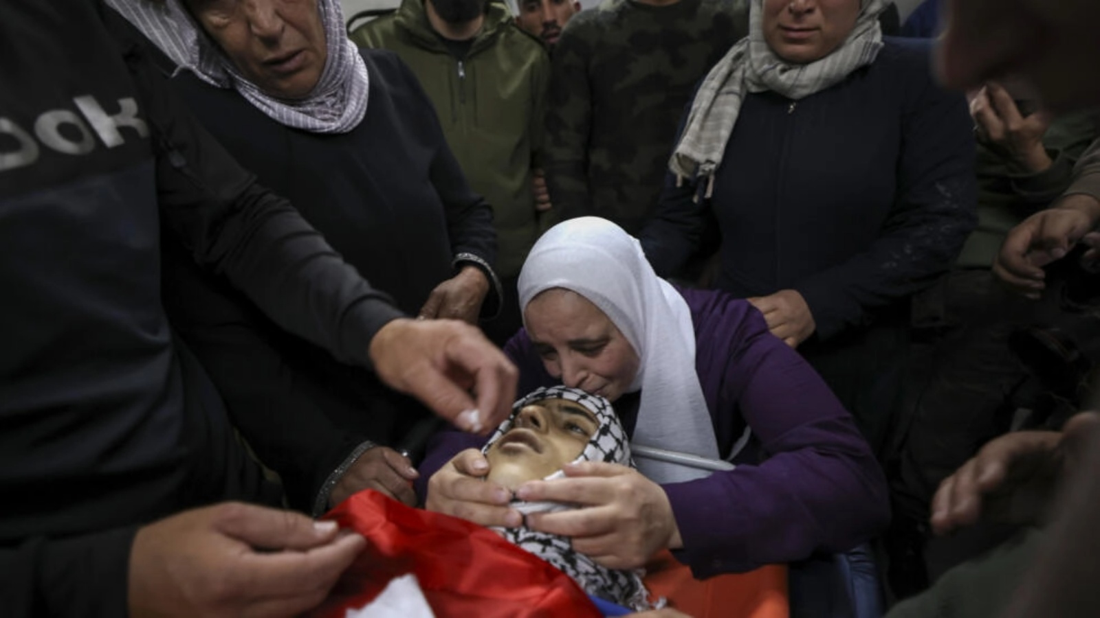 أقارب الفتى مصطفى عامر صباح (16 عاما) متحلقون حول جثمانه في مستشفى بيت جالا في بيت لحم بالضفة الغربية المحتلة بتاريخ 28 أبريل 2023