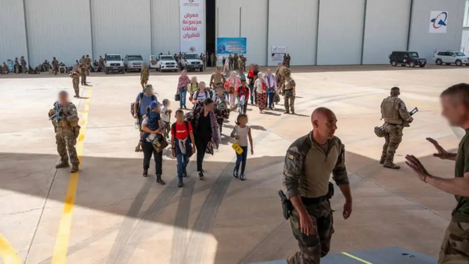 مواطنون فرنسيون وجنسيات أخرى أثناء توجههم إلى القاعدة الجوية العسكرية الفرنسية في الخرطوم للسفر إلى جيبوتي في 23 أبريل 2023