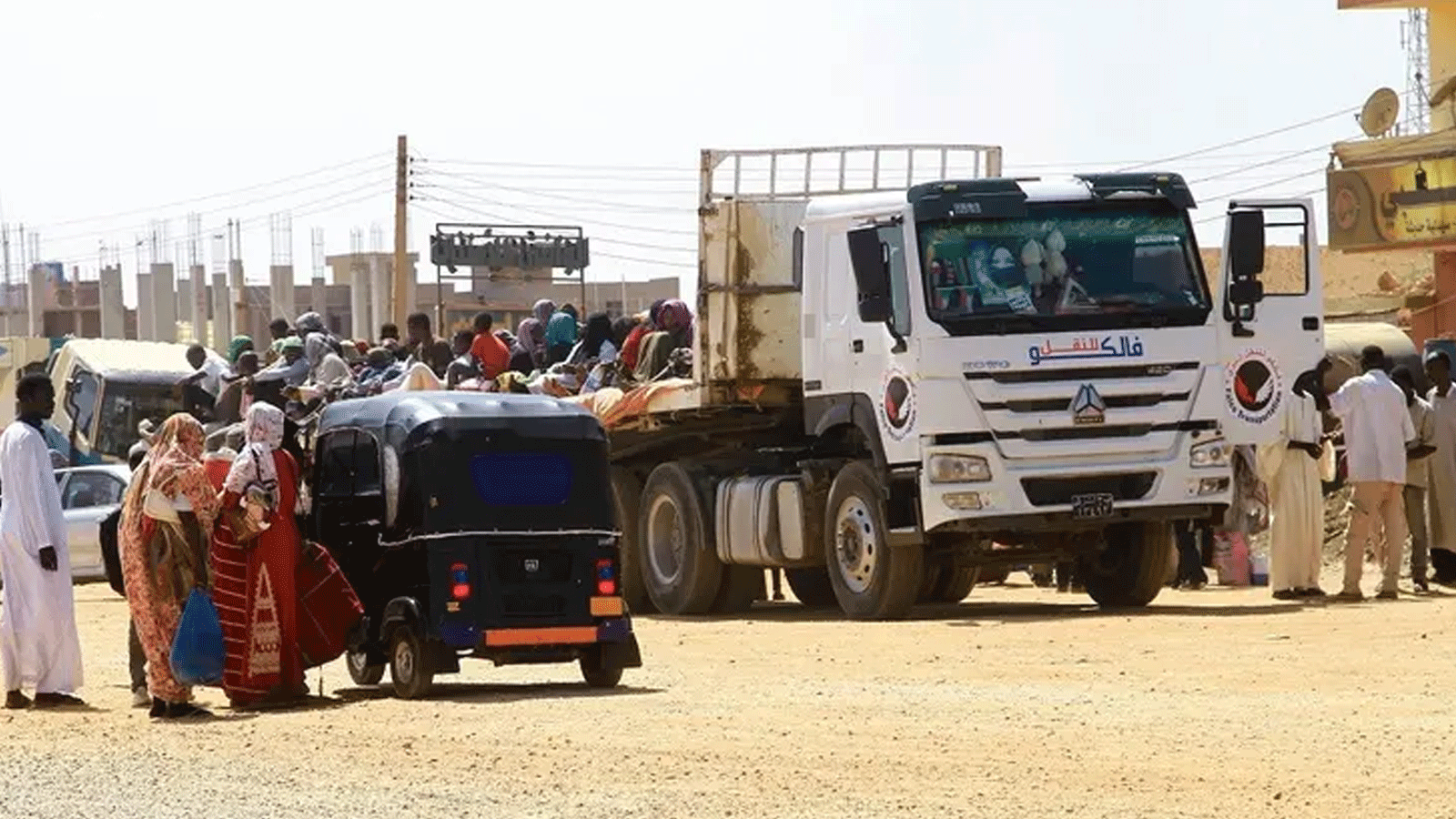 الناس يفرّون من الجزء الجنوبي للخرطوم مع استمرار معارك الشوارع بين قوات الجنرالين. 21 نيسان\أبريل 2023