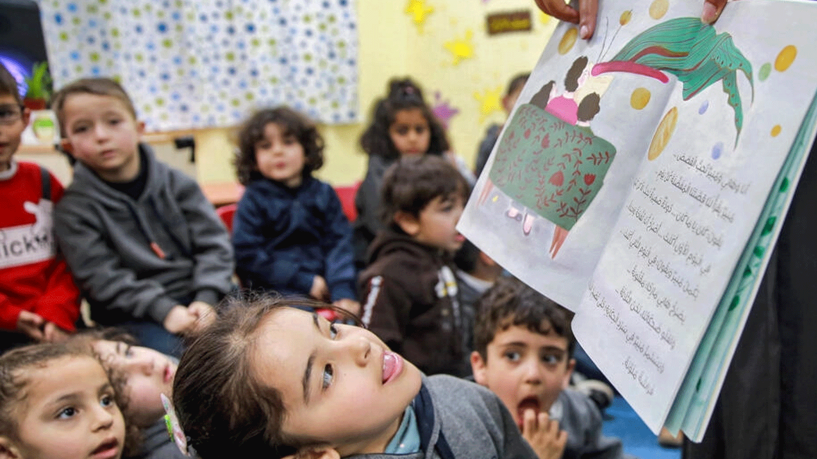 المعلمة الأردنية هدى أبو الخير تقرأ القصص على الأطفال في أحد الفصول الدراسية في عمان كجزء من مبادرة 