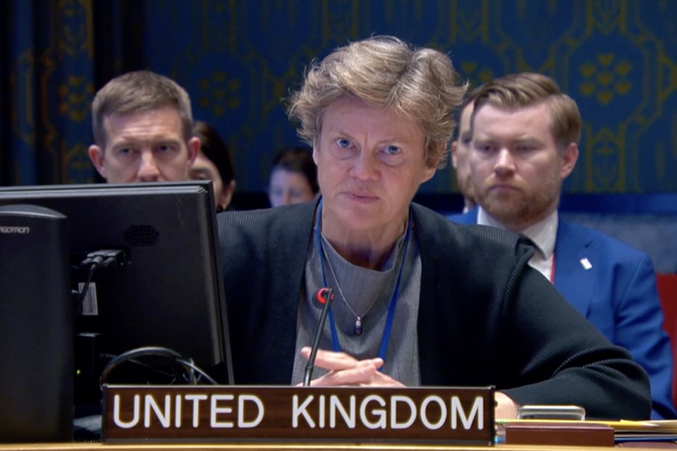 السفيرة البريطانية تلقي كلمتها أمام مجلس الأمن 