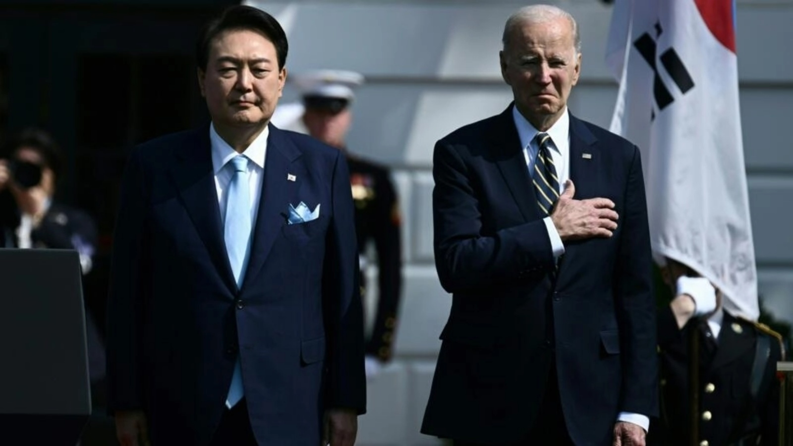 الرئيس الأميركي جو بايدن والرئيس الكوري الجنوبي يون سوك يول يستمعان إلى النشيد الوطني في البيت الأبيض
