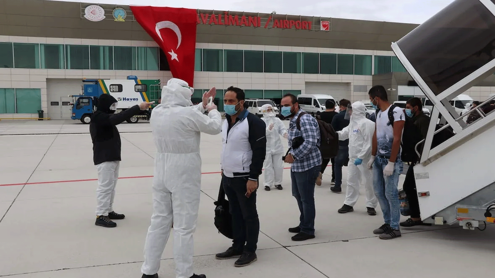 صورة أرشيفية لوصول مواطنين أتراك إلى مطار كوتاهيا ظافر بعد أن قامت طائرة تابعة لشركة الخطوط الجوية التركية الوطنية التركية بإجلاء المواطنين العالقين في السودان أثناء جائحة كورونا(الأناضول: 22 أبريل\نيسان العام 2020)