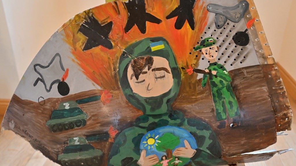 رسومات حول الحرب الروسية في أوكرانيا داخل معرض في كييف