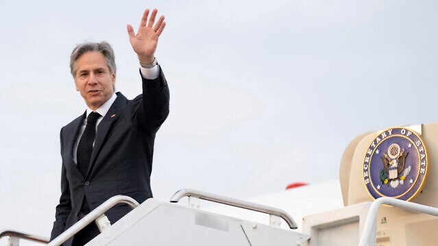 وزير الخارجية الأميركي أنتوني بلينكن يستقل طائرته في قاعدة يوكوتا الجوية في فوسا، محافظة طوكيو، في 18 أبريل 2023