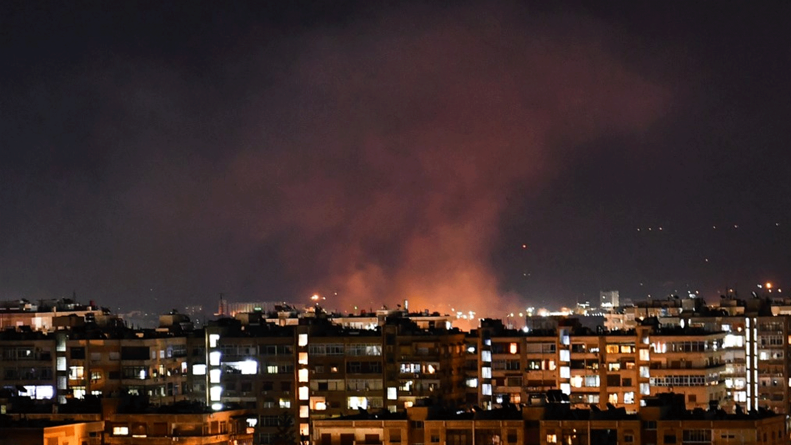 صورة أرشيفية لدخان يتصاعد في أعقاب غارة جوية إسرائيلية مزعومة جنوب دمشق، سوريا