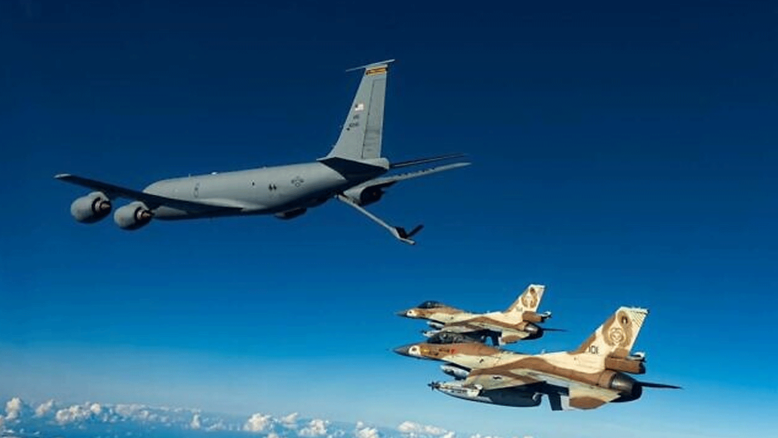 طائرة أميركية من طراز KC-135 تزوّد بالوقود طائرات مقاتلة تابعة لسلاح الجو الإسرائيلي من طراز F-16i خلال تمرين فوق إسرائيل. 30 تشرين الثاني\نوفمبر 2022
