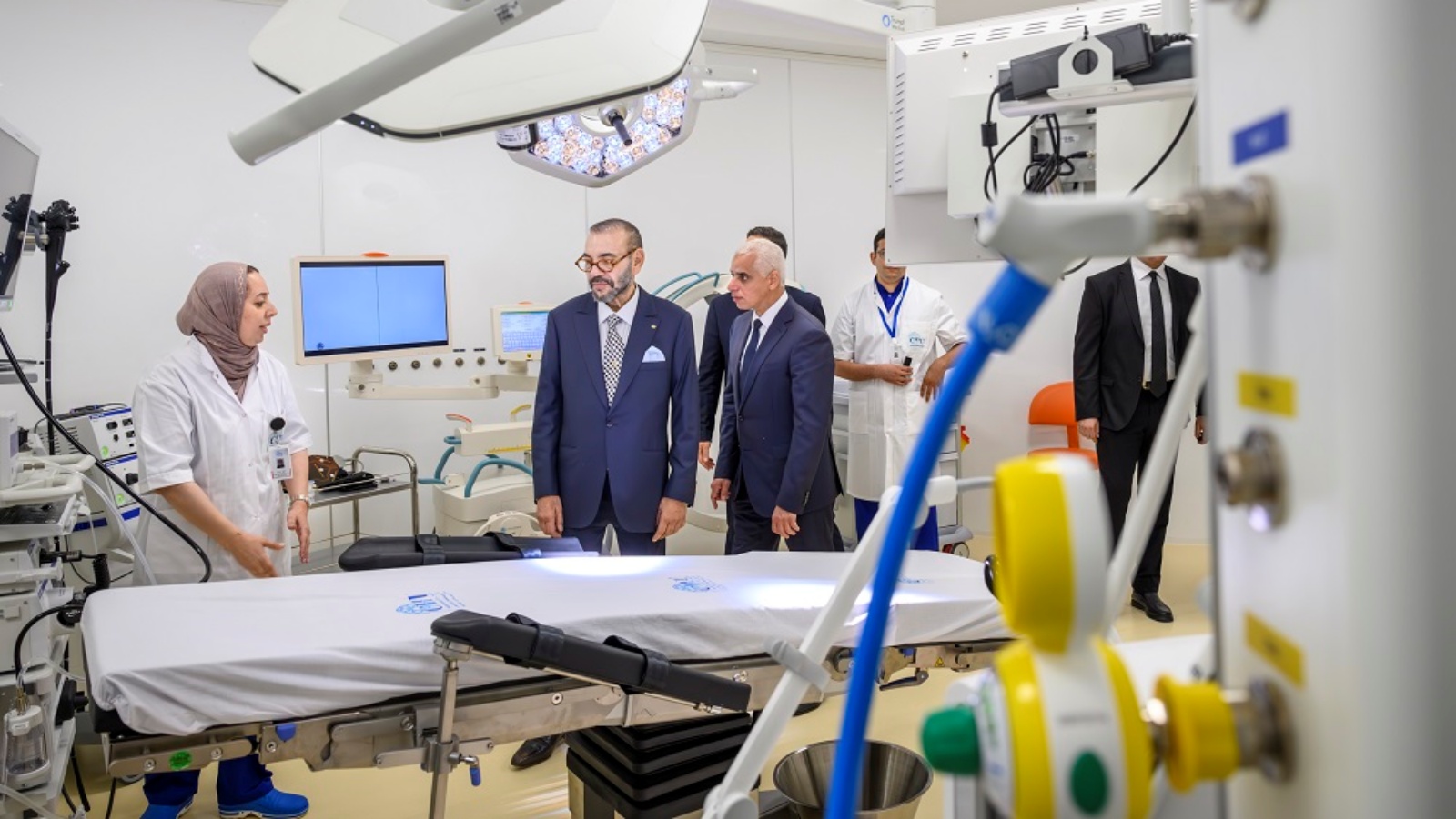 الملك محمد السادس لدى تدشينه المركز الاستشفائي الجامعي في طنجة (وكالة المغرب العربي للأنباء)