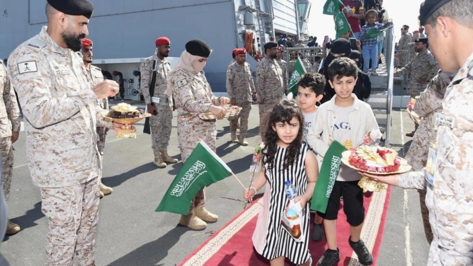 صورة نشرتها وكالة الأنباء السعودية الرسمية في 22 أبريل 2023 تظهر عسكريين أثناء استقبال مواطنين سعوديين ومن جنيسات تم إجلاؤهم من السودان نحو مدينة جدة 
