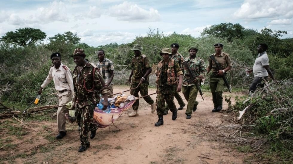 أنقذت الشرطة الأحد شابًا من غابة شيكولا حيث تم العثور على عشرات الجثث
