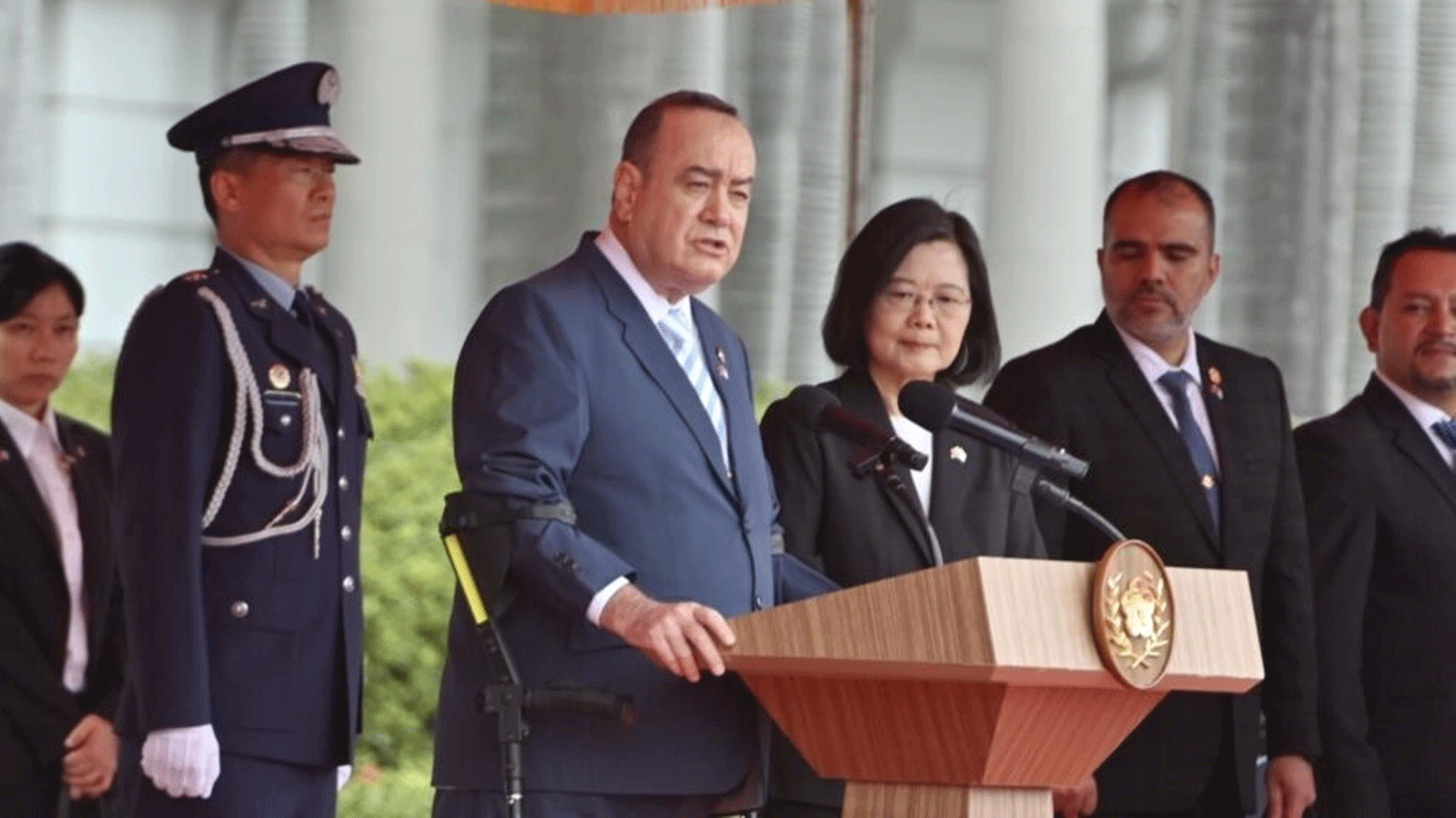 رئيس غواتيمالا أليخاندرو جياماتي يتحدث بجوار الرئيسة التايوانية تساي إنغ وين خلال حفل استقبال عسكري في تايبيه