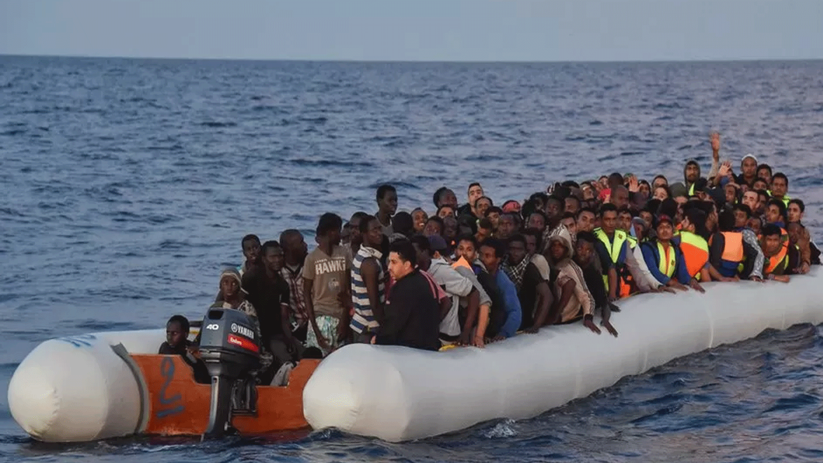 مهاجرون على متن قارب انطلق من السواحل الليبية نحو أوروبا
