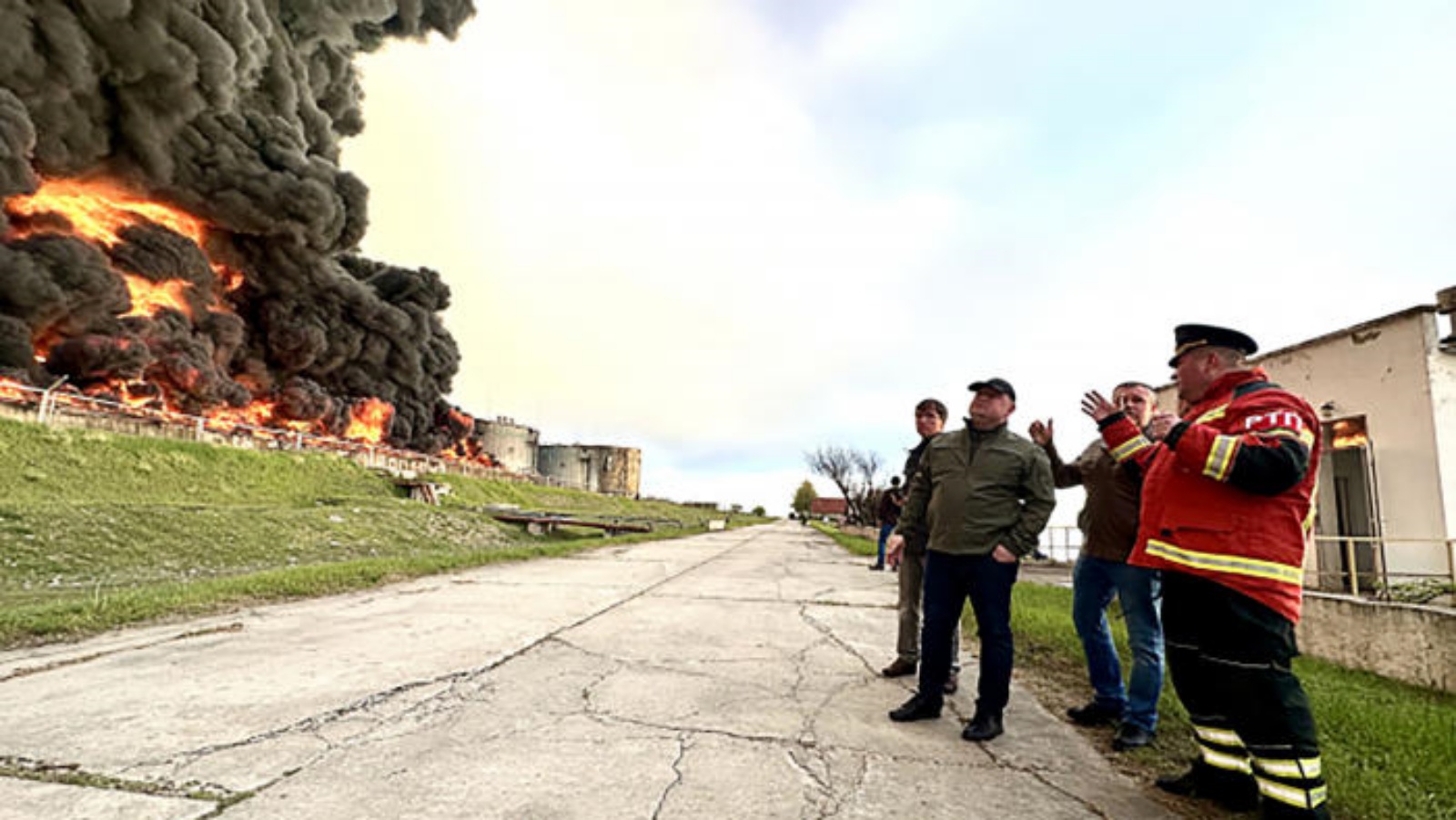 رجال الإطفاء ينظرون إلى مستودع وقود محترق في سيفاستوبول بعدما ضربت طائرة بدون طيار مستودع وقود في القرم عشية 29 أبريل 2023