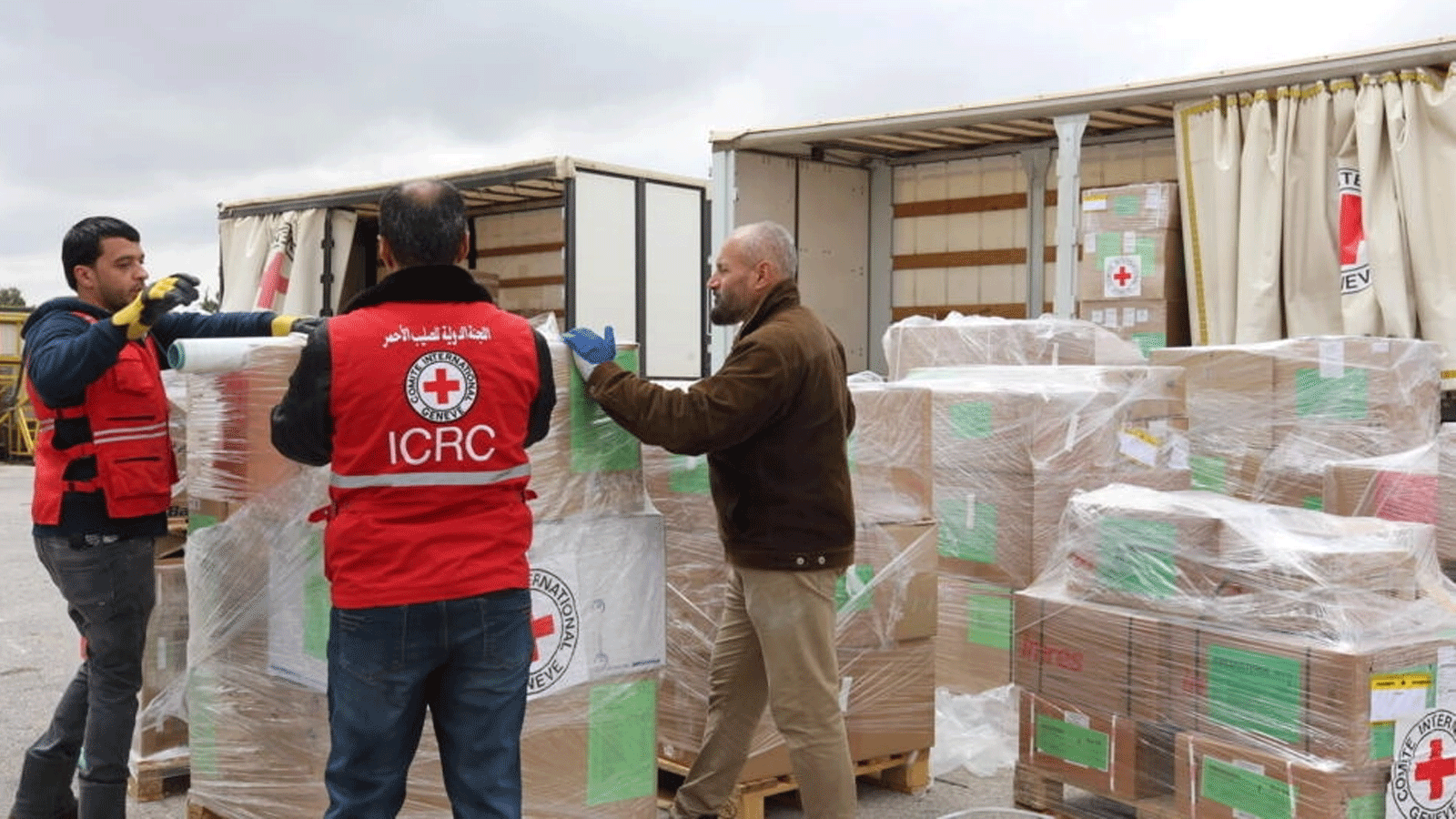 صورة نشرتها اللجنة الدولية للصليب الأحمر في 30 أبريل / نيسان 2023 لأعضاء اللجنة الدولية للصليب الأحمر وهم يعدون صناديق المساعدات الإنسانية في عمان قبل تحميلها على متن طائرة متجهة إلى بورت سودا