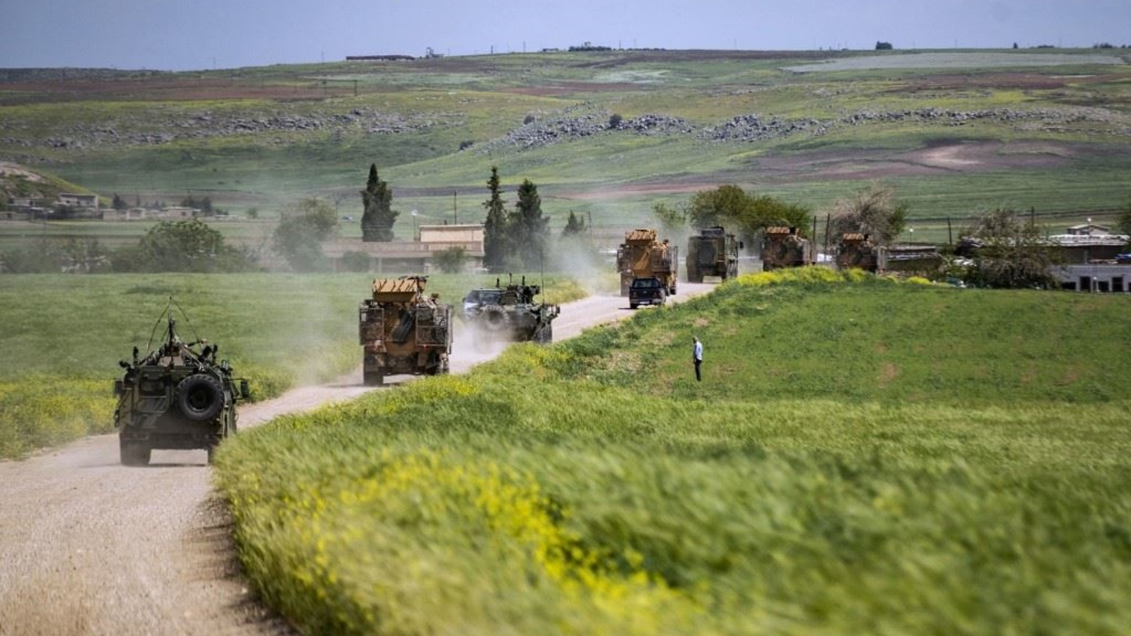 آليات عسكرية تركية وروسية تقوم بدوريات في ريف رميلان، في محافظة الحسكة شمال شرق سوريا، على الحدود مع تركيا 27 أبريل 2023 