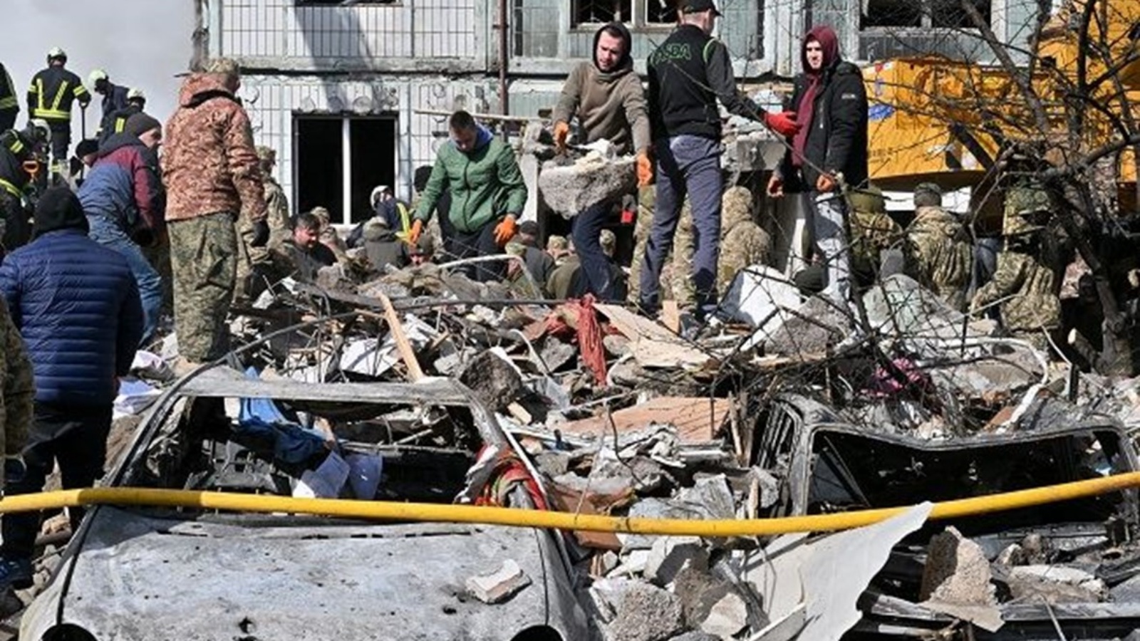يبحث رجال الإنقاذ والسكان عن ناجين تحت الأنقاض بجوار مبنى سكني مدمر في أومان الأوكرانية