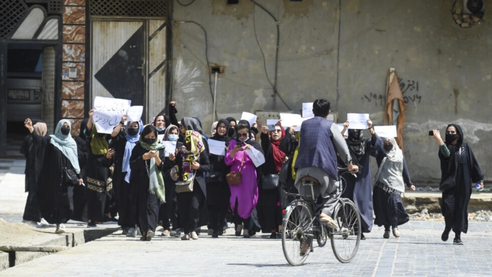 أفغانيات يحملنَ لافتات أثناء تظاهرة في كابول في 29 أبريل 2023 احتجاجًا على احتمال اعتراف دولي بسلطات طالبان 