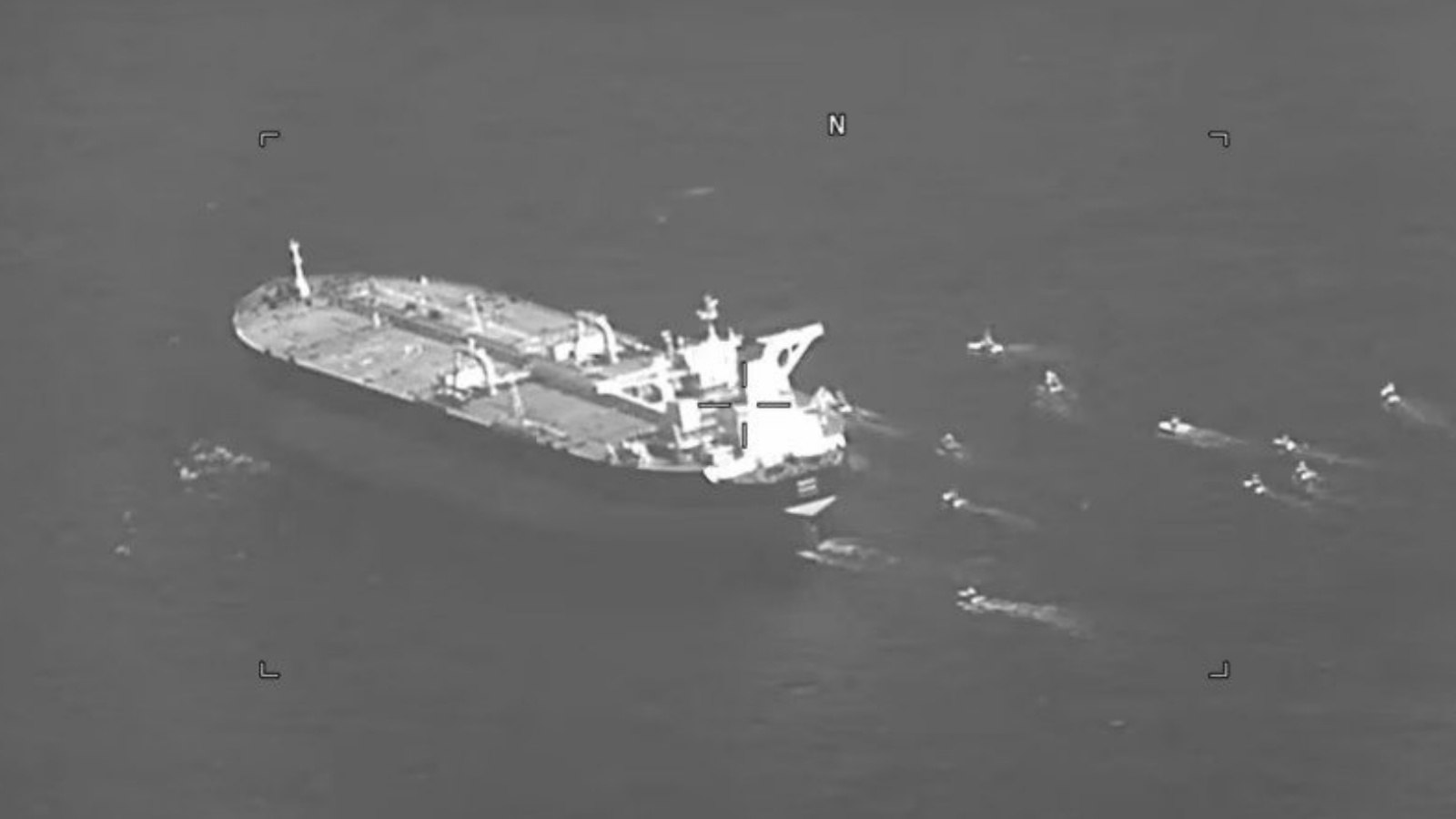 لقطة شاشة من نشرات البحرية الأمريكية لمقطع فيديو يُظهر مركبة هجوم سريع من ناقلة النفط التي ترفع علم بنما Niovi أثناء عبورها مضيق هرمز في 3 مايو.