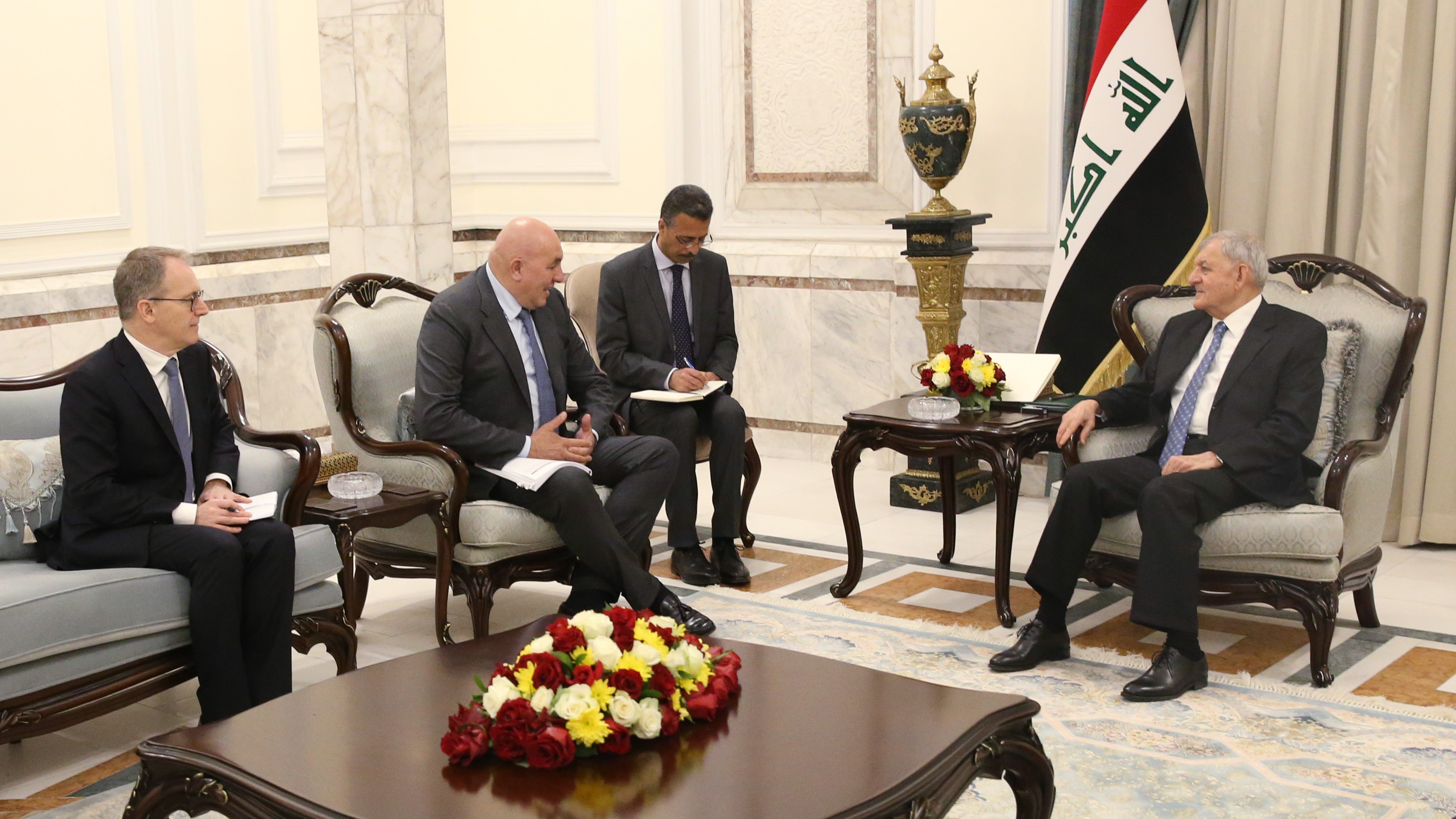الرئيس العراقي عبد اللطيف رشيد ووزير الدفاع الايطالي جويدو كروستو خلال مباحثاتهما في بغداد الثلاثاء 2 مايو 2023 (الرئاسة)