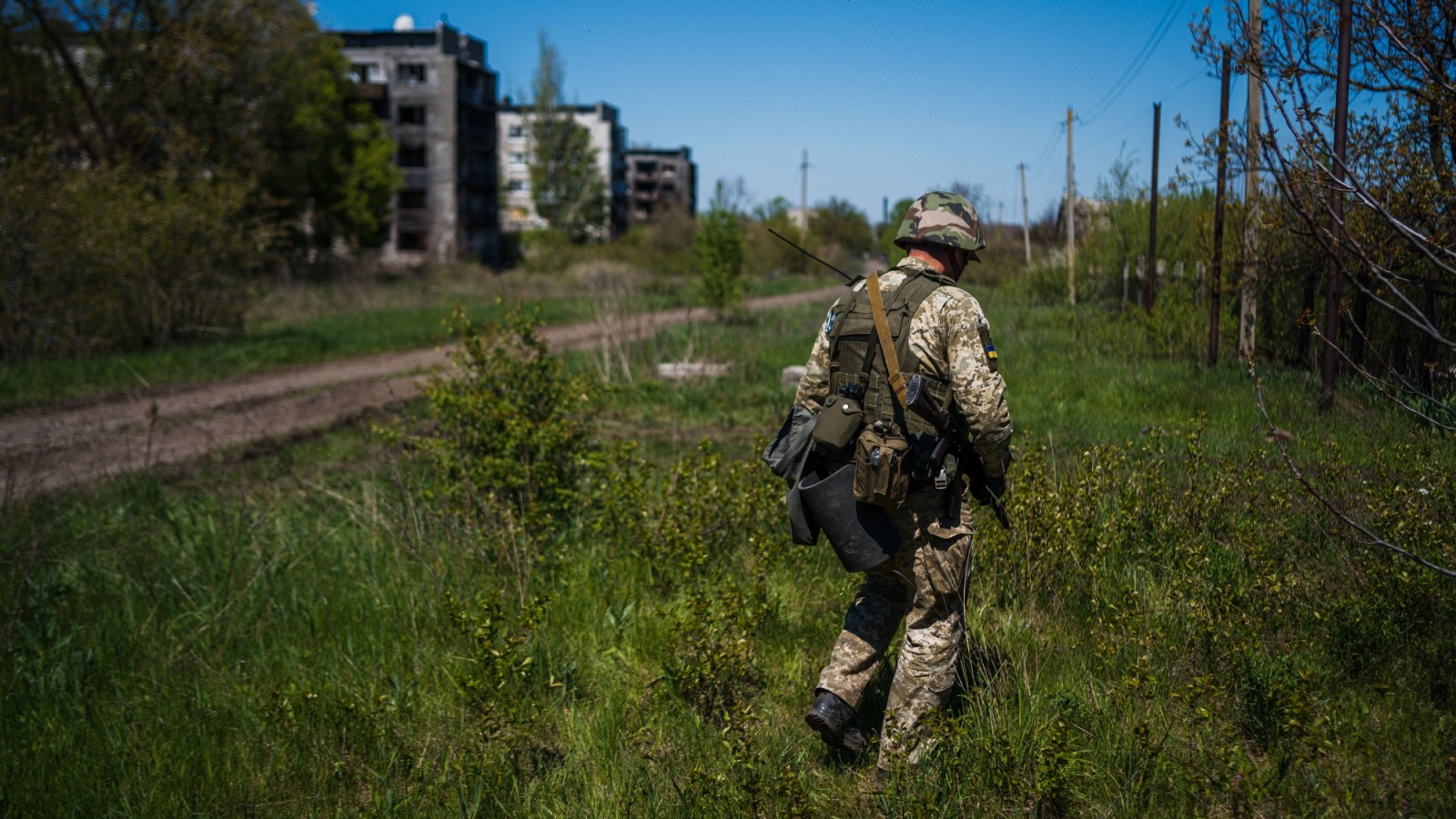 جندي أوكراني يقوم بدوريات في تشاسيف يار بالقرب من مدينة باخموت في منطقة دونيتسك في 3 مايو