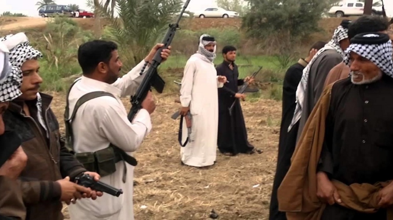 عشائريون عراقيون يطلقون الرصاص خلال اقتتال داخلي (تويتر)