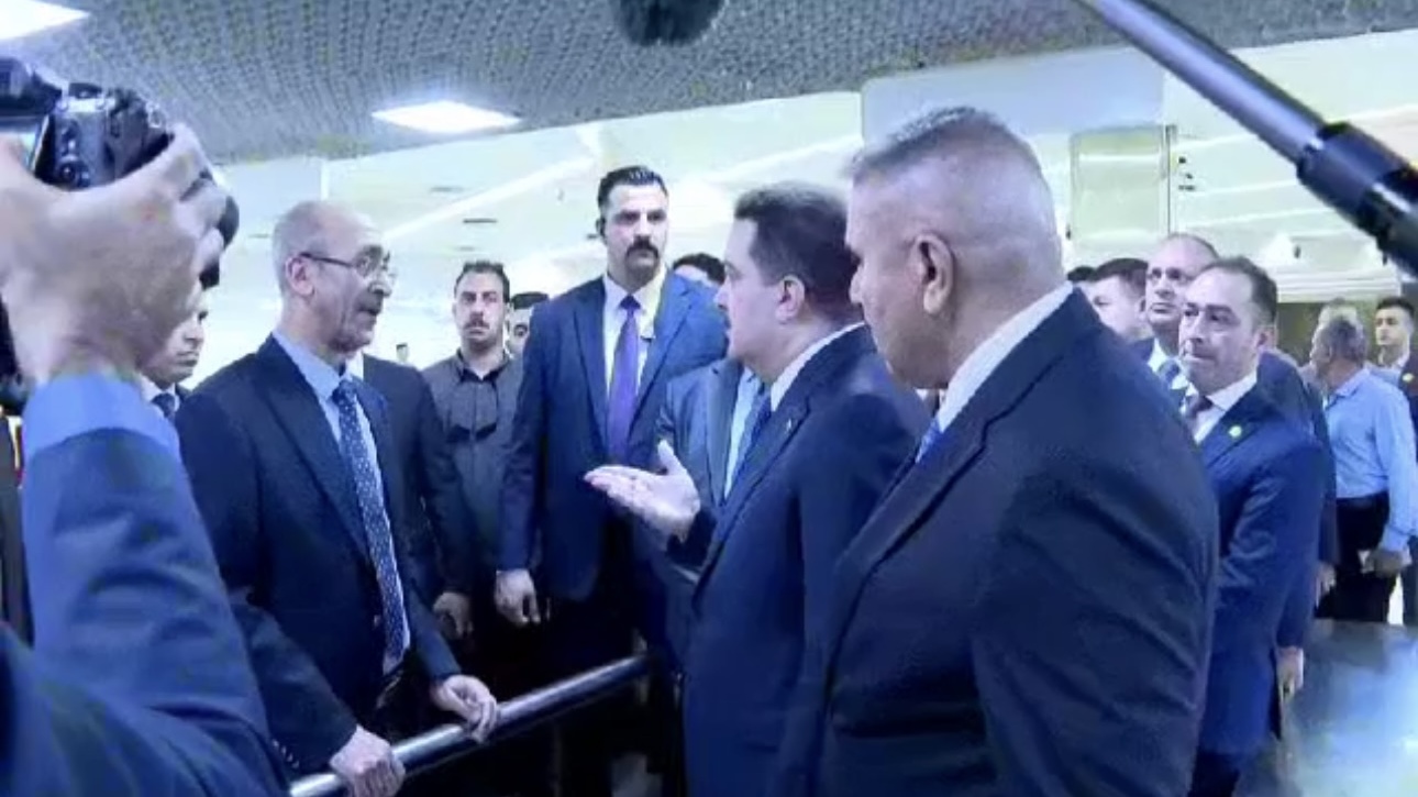 السوداني لدى زيارته الى مطار بغداد الدولي في 29 ابريل 2023 موبخا مديره بحضور كبار المسؤولين (تويتر)