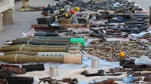 أسلحة ومخدرات ووثائق مزورة تباع في سوق مريدي الشعبي بضواحي بغداد الشمالية (تويتر)