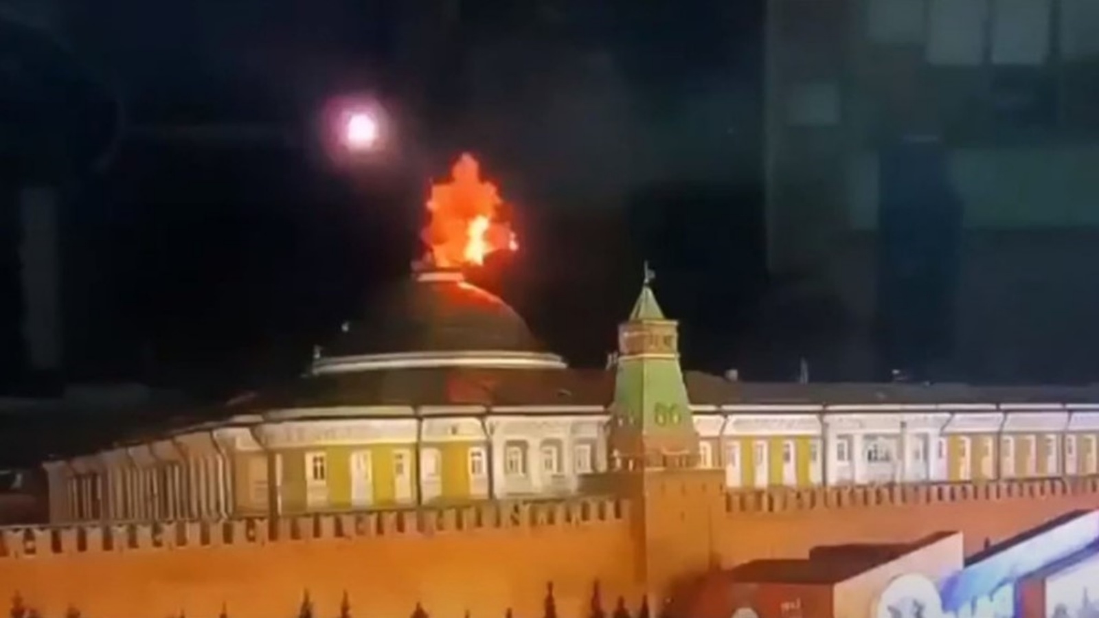 صورة لكرة من اللهب فوق الكرملين وزعتها موسكو على وسائل الاعلام