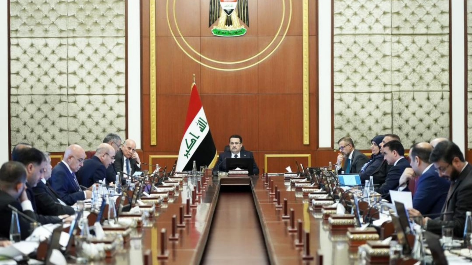 السوداني مترئسًا الاجتماع الأسبوعي لحكومته في 2 مايو 2023 حيث تم الاعلان عن الاطاحة بعشرات المسؤولين الكبار (مكتبه)